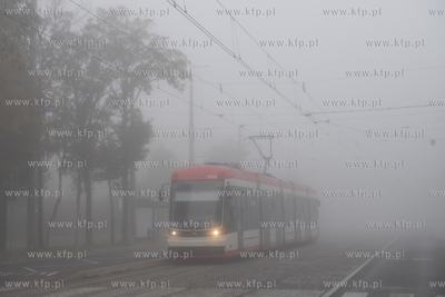 Poranna mgła na Stogach. Tramwaj. 27.10.2024 fot....