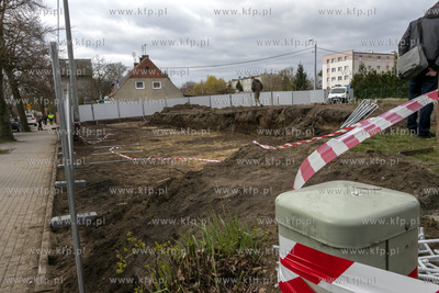 Stawianie ogrodzenia wokół placu pomiędzy ulicami...