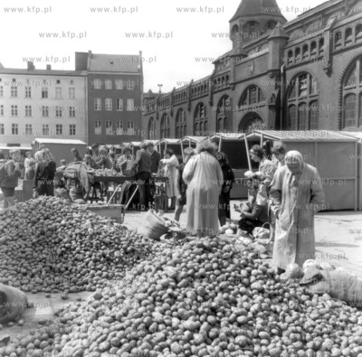 Targowisko przy Hali Targowej w Gdansku. 1955 3gdansk50-60_z.kosycarz_p21
Fot...