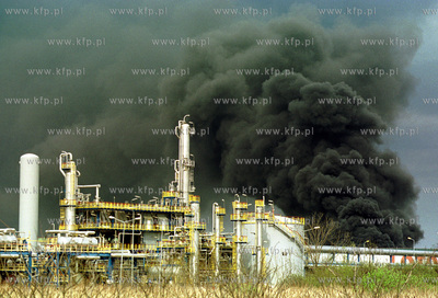 Pozar jednego ze zbiornikow Rafinerii Gdanskiej.3.05.2003fot....