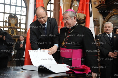 Po katastrofie lotniczej, w ktorej zginela m.in. para...