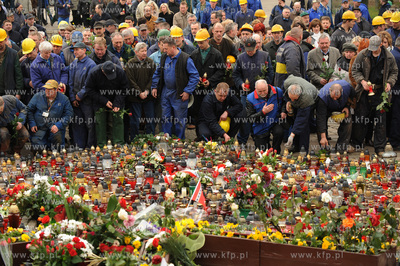 Stoczniowcy ze Stoczni Gdanskiej w holdzie tragicznie...