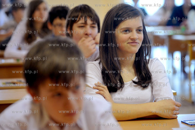 Szostoklasisci pisza testy kompetencyjne. Na zdjeciu...