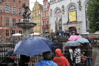 Noc Muzeow w Gdansku. Kolejka do Dworu Artusa na Dlugim...