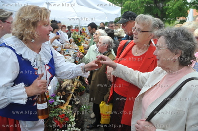 Pomorskie Swieto Produktu Tradycyjnego w Gdansku obok...