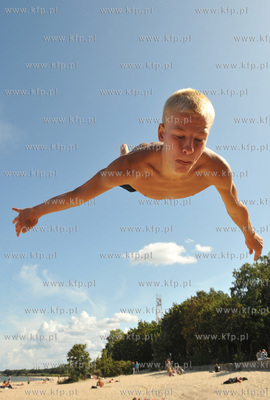 Gdansk Brzezno. Chlopcy trenuje parkour skaczac z betonowych...
