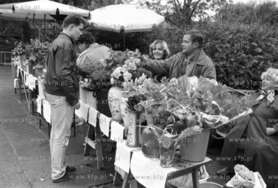 Uliczna kwiaciarnia w Leborku. 17.10.1991 3pazdziernik91_...