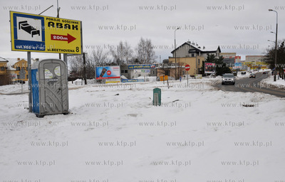 Przenosna toaleta firmy WC Serwis i reklama pensjonatu...