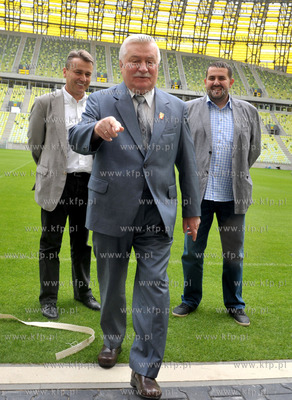 Prezydent Lech Walesa zwiedza stadion PGE Arena w Gdansku....