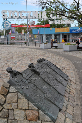 Plac Solidarnosci w Gdansku. Historycznej bramie nr...