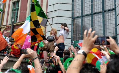 Gdansk, Dlugi Targ. Irlandzcy i hiszpanscy kibice bawia...