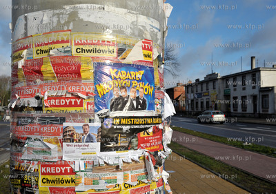 Slup ogloszeniowy w Kartuzach pomiedzy centrum handlowym...