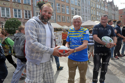 Proba bicia rekordu swiata w podawaniu pilki do rugby...