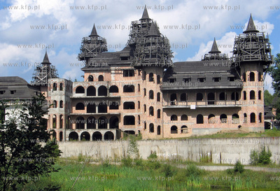 Budowa prywatnego zamku w Lapalicach na Kaszubach.30.08.2004Fot....
