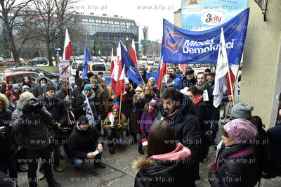 Pikieta opozycji przed biurami posłów PiS na Targu...