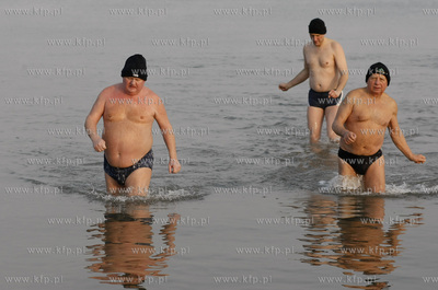 Gdansk Jelitkowo. Kapiel morsow przy temperaturze powietrza...