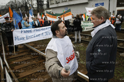Gdansk. Dworzec Glowny. Protest kolejarzy, ktorzy domagaja...