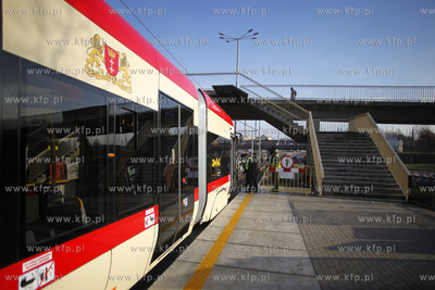 Gdańsk. Próbny przejaz tramwaju po zmodernizowanym...