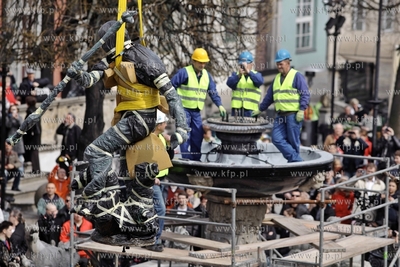 Gdansk. Dlugi Targ. Powrot posągu rzymskiego boga...