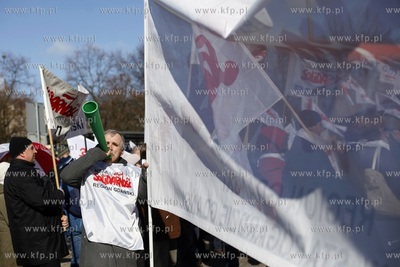 Pikieta pod Urzędem Wojewodzkim w Gdansku w gescie...