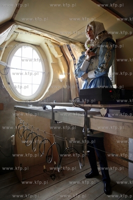 Gdansk. Uroczysty powrot Panienki z Okienka
do kamienicy...