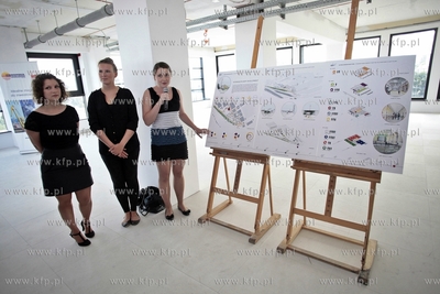 Uroczystosc prezentacji efektu pracy studentow i profesorow...