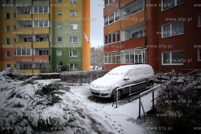 Gdansk Zaspa. Nz. zasniezone samochody przy ul. Startowej....