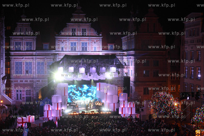 Cala Polska spiewa koledy, koncert na Dlugim Targu...