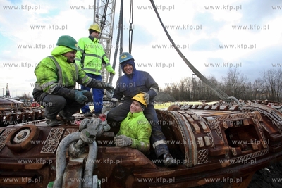 Zaladunek tarczy maszyny TBM , ktora drazy tunel pod...