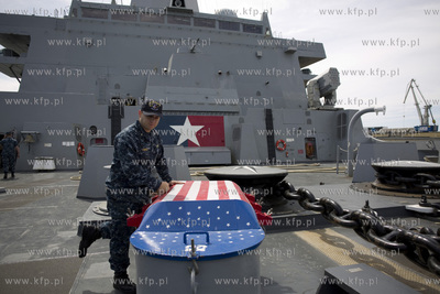 Amerykański okręt desantowy San Antonio dowodzący...