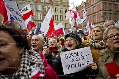 Gdańsk. Długi Targ. Demonstracja przeciwko rządom...