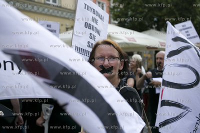 Gdańsk. Długi Targ. Milczący protest KOD-u przeciw...