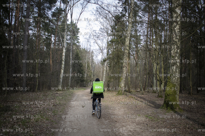 Dostarczyciel posiłków firmy UberEats w czasie epidemii...