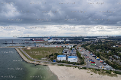 Dogaszanie pożaru w jednej z hal na terenie spalarni...