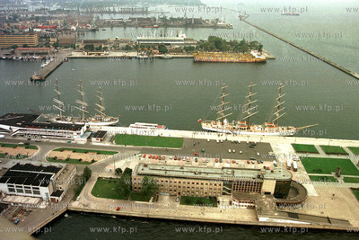 Gdynia, Skwer Kosciuszki z lotu ptaka, przy nabrzezu...