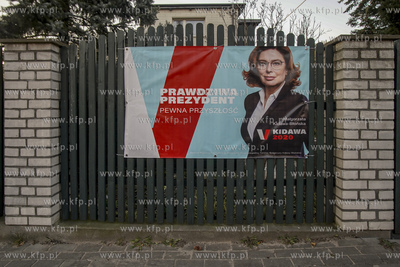 Banery wyborcze Małgorzaty Kidawy-Błońskiej na płocie...