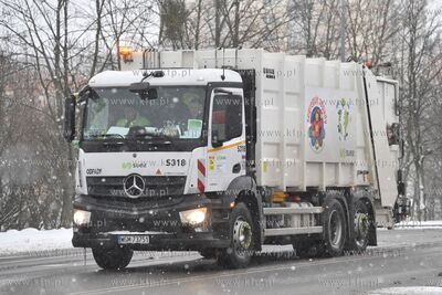 Zima w Gdańsku. Śmiecuiarka na ul. Witosa na Chełmie....