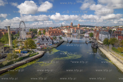 Panorama Gdańska widok na Motławę i kładkę zwodzoną....