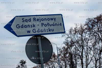 Gdańsk, ul. 3 Maja. Znak informacyjny:  Sąd Rejonowy...