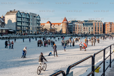 Tłumy spacerowiczów na zamarzniętej Motławie w...