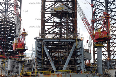 Samopodnosna platforma wiertnicza ENSCO100 przechodzi...