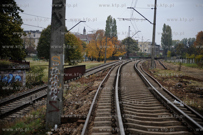 Gdansk. Niedzialajacy, zdewastowany przystanek SKM...