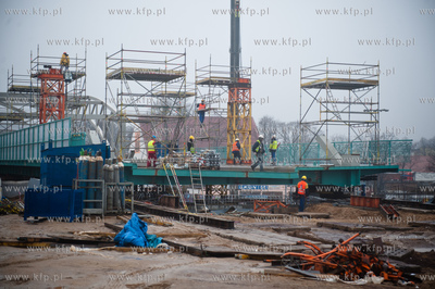 Gdansk. Montaz kolejnych czesci wiaduktu nad torami...