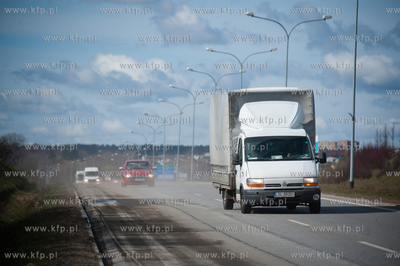 Gdansk. Aleja Armii Krajowej. Wiosenne sprzatanie ulic....