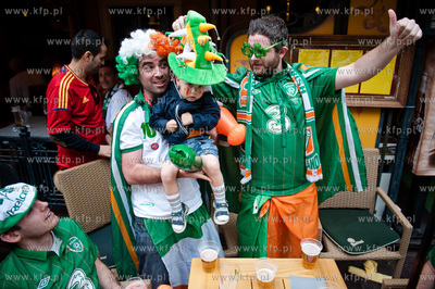 Gdansk. Ulica Dluga. Tlumy kibicow z Hiszpanii i Irlandi...