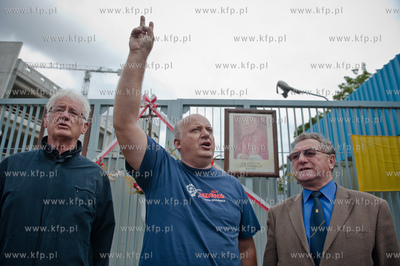 Gdansk. Brama Historyczna nr 2 Stoczni Gdanskiej. Stoczniowcy...