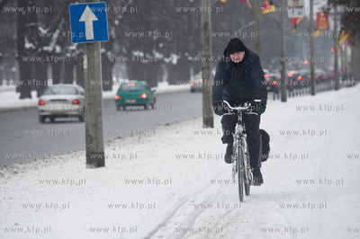Gdansk. Park Stefensa wzdluz Al. Zwyciestwa.
Nz rowerzysta...