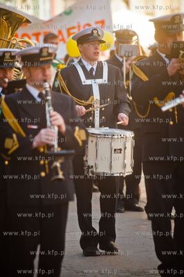 Gdansk. Ul. Dluga. Korowod Pol Nadziei z udzialem Orkiestry...