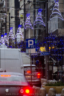 Gdynia. Swiateczne iluminacje na ul. Swietojanskiej...