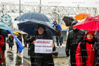 Gdansk. Plac Solidarnosci. Wiec dla obrony demokracji...